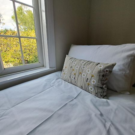 Generous 3 Bed In The Heart Of The Village هنتينجتون المظهر الخارجي الصورة