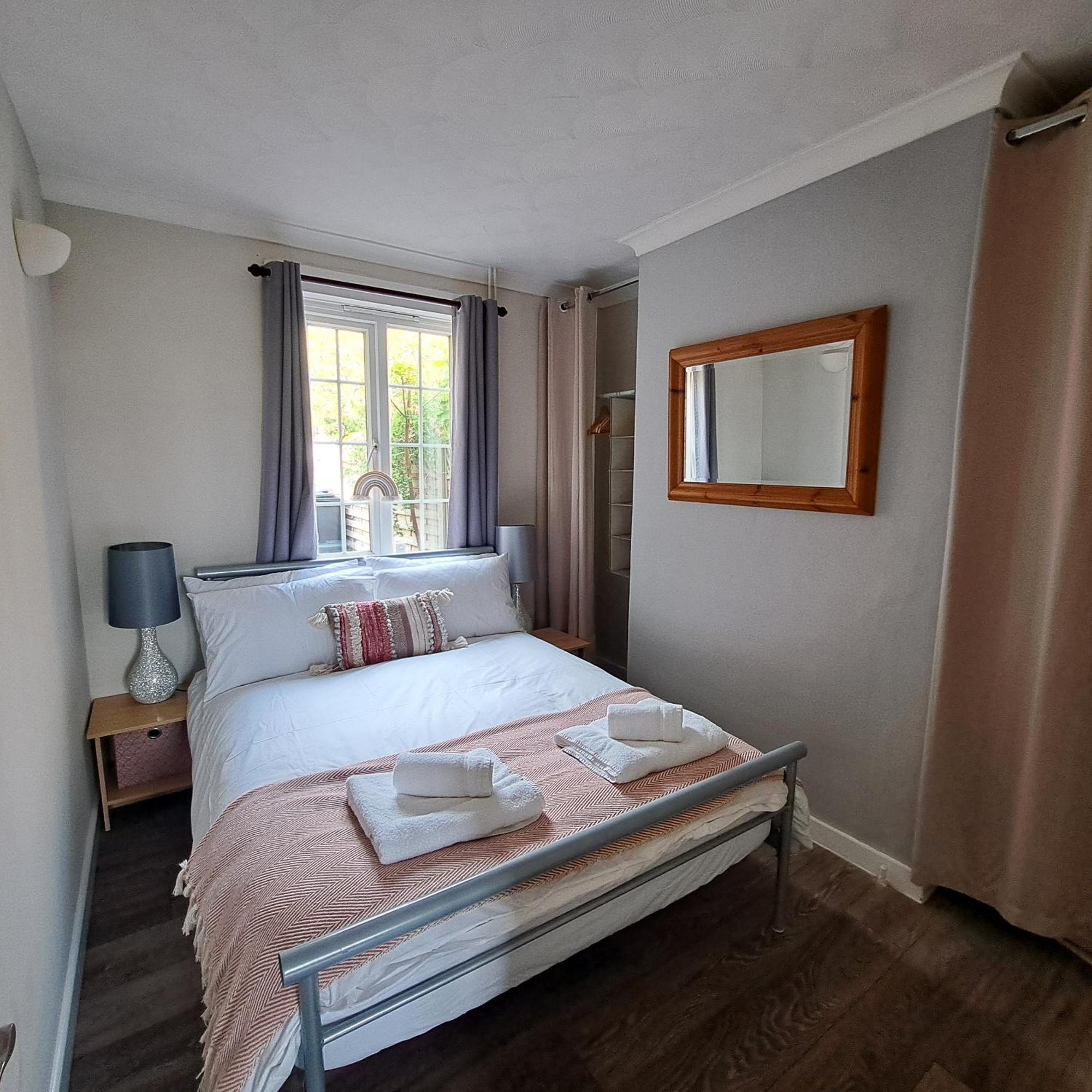 Generous 3 Bed In The Heart Of The Village هنتينجتون المظهر الخارجي الصورة