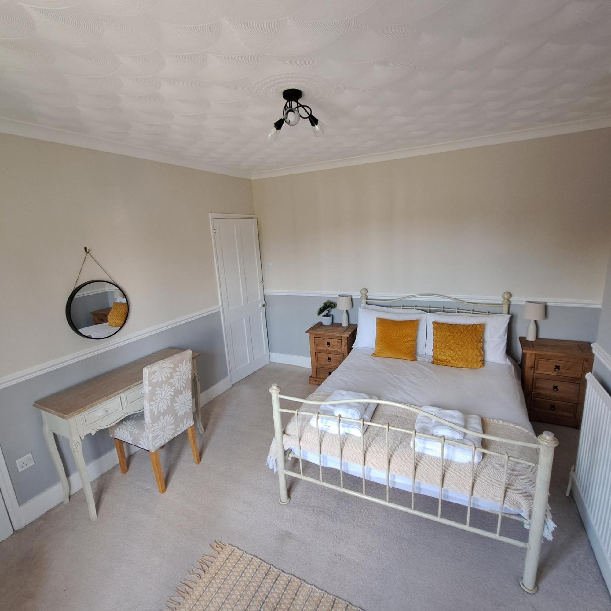 Generous 3 Bed In The Heart Of The Village هنتينجتون المظهر الخارجي الصورة