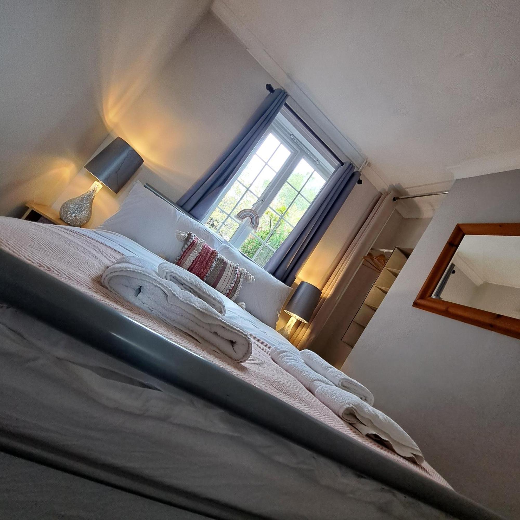 Generous 3 Bed In The Heart Of The Village هنتينجتون المظهر الخارجي الصورة