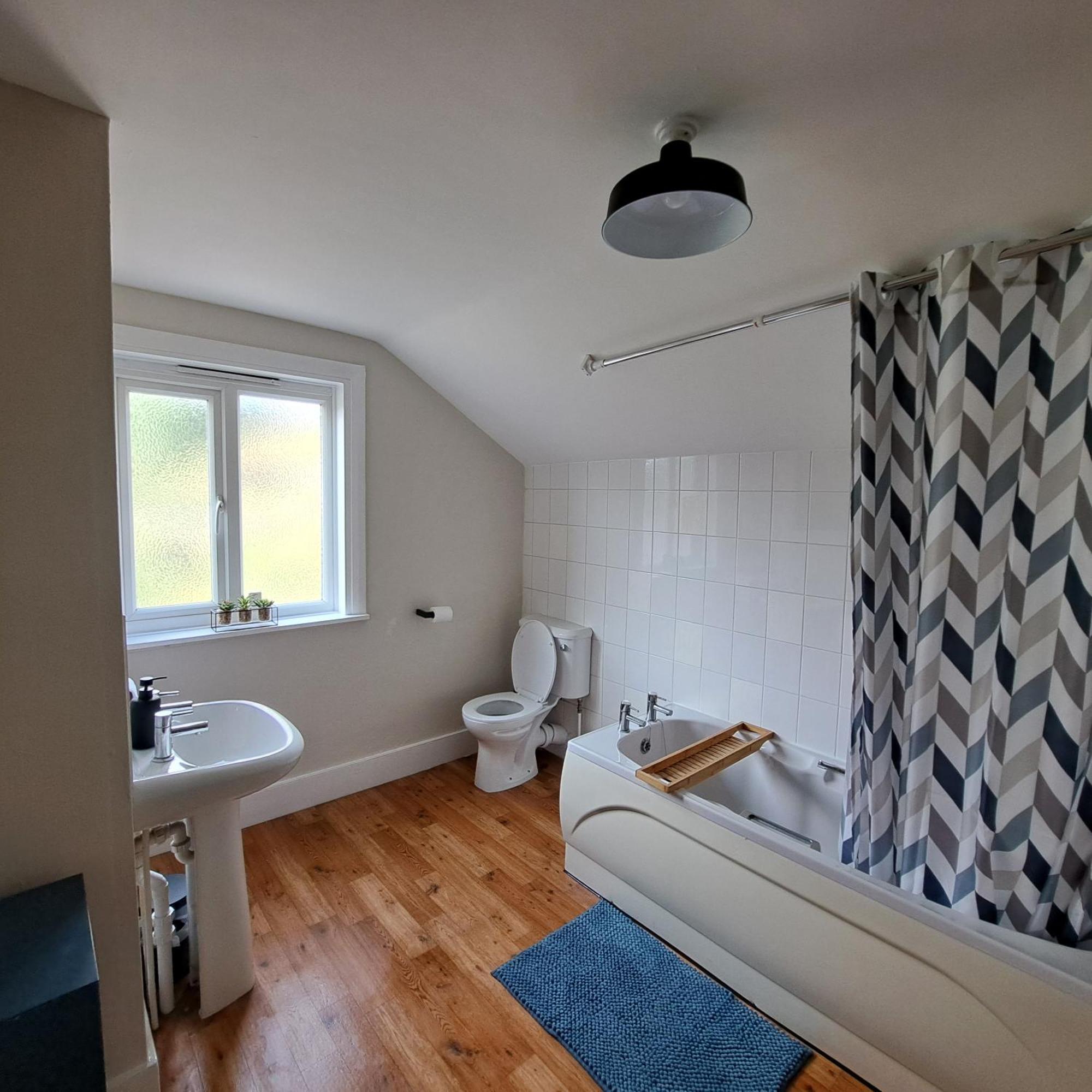 Generous 3 Bed In The Heart Of The Village هنتينجتون المظهر الخارجي الصورة