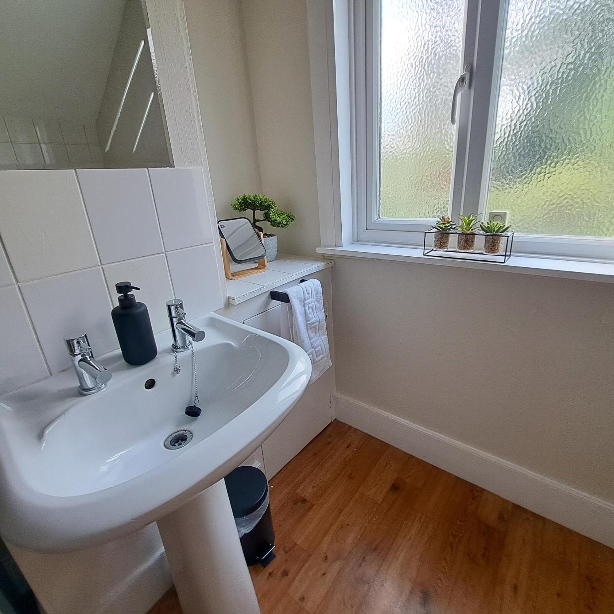 Generous 3 Bed In The Heart Of The Village هنتينجتون المظهر الخارجي الصورة