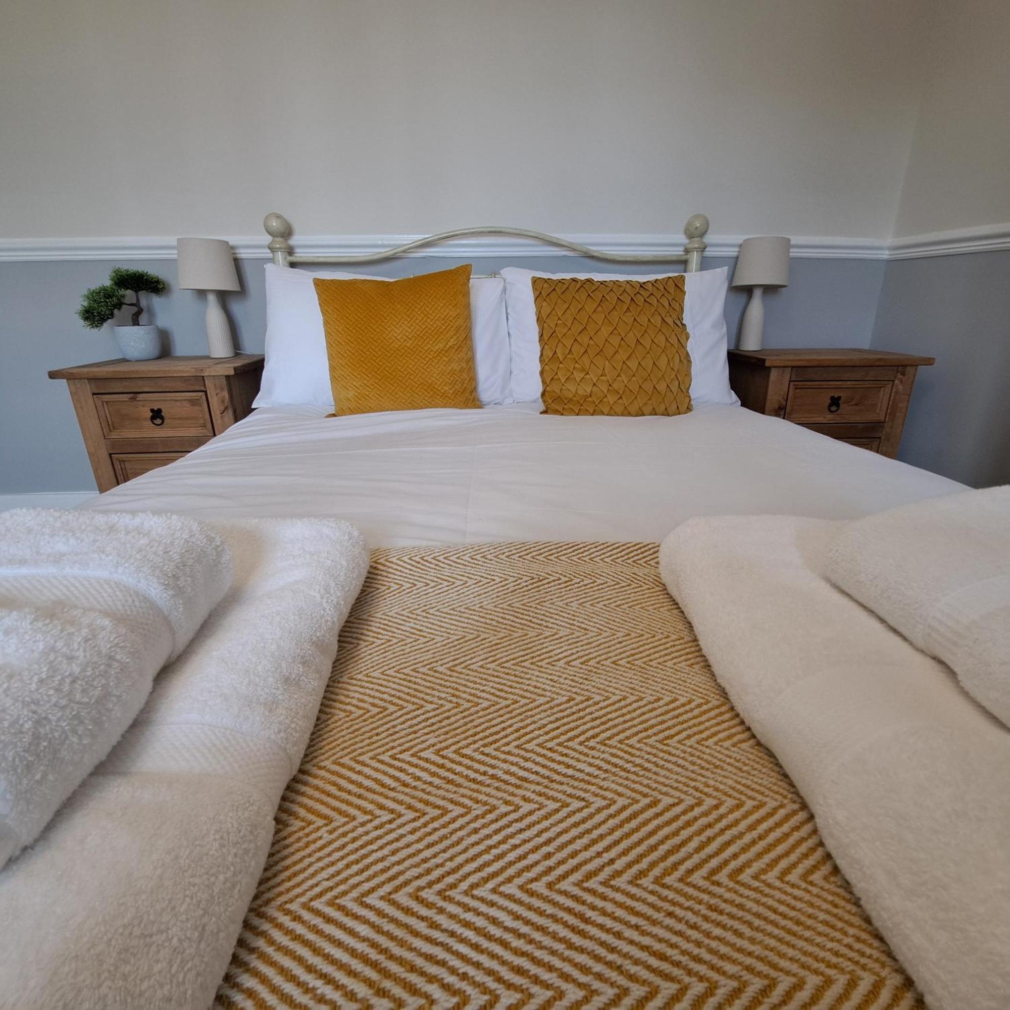 Generous 3 Bed In The Heart Of The Village هنتينجتون المظهر الخارجي الصورة