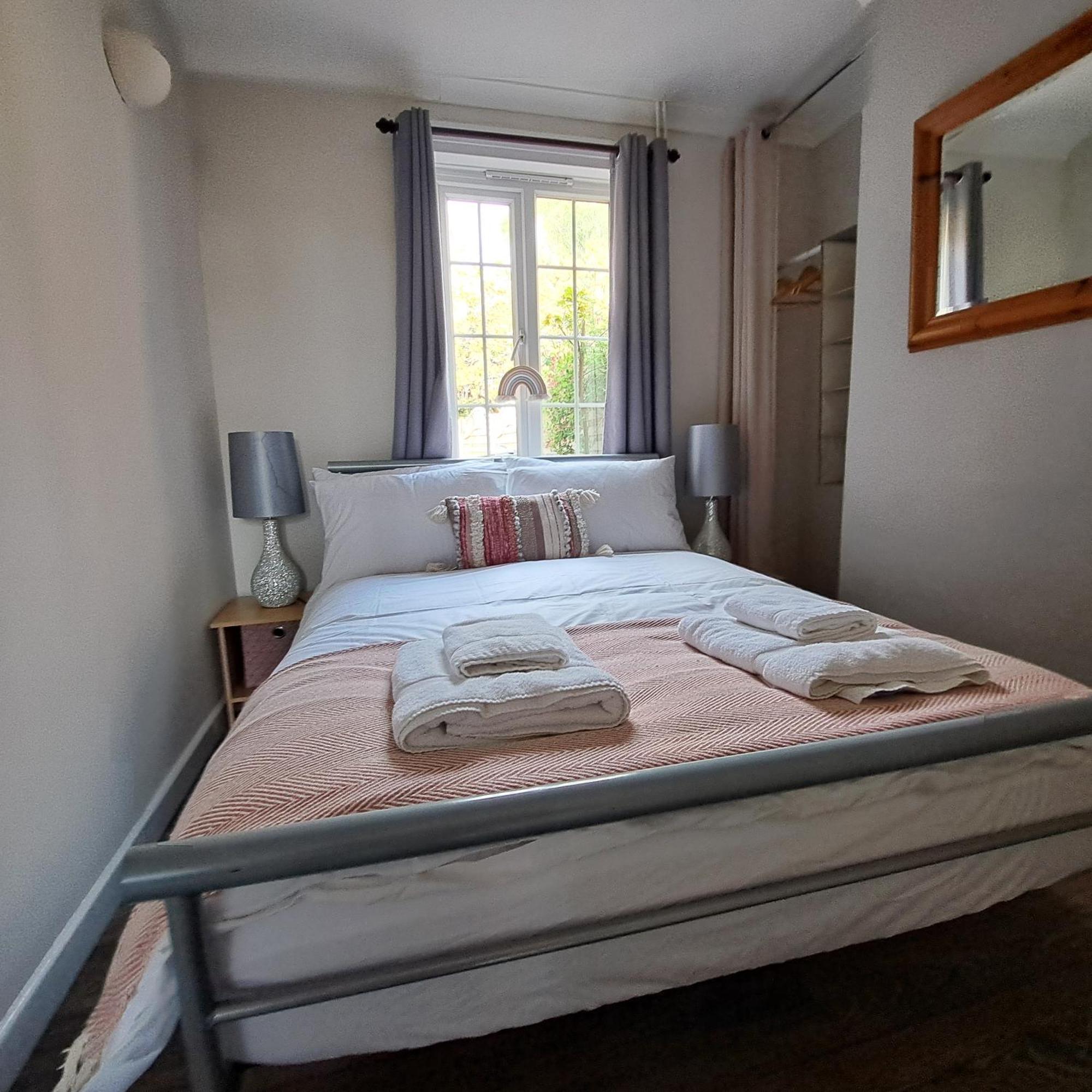 Generous 3 Bed In The Heart Of The Village هنتينجتون المظهر الخارجي الصورة