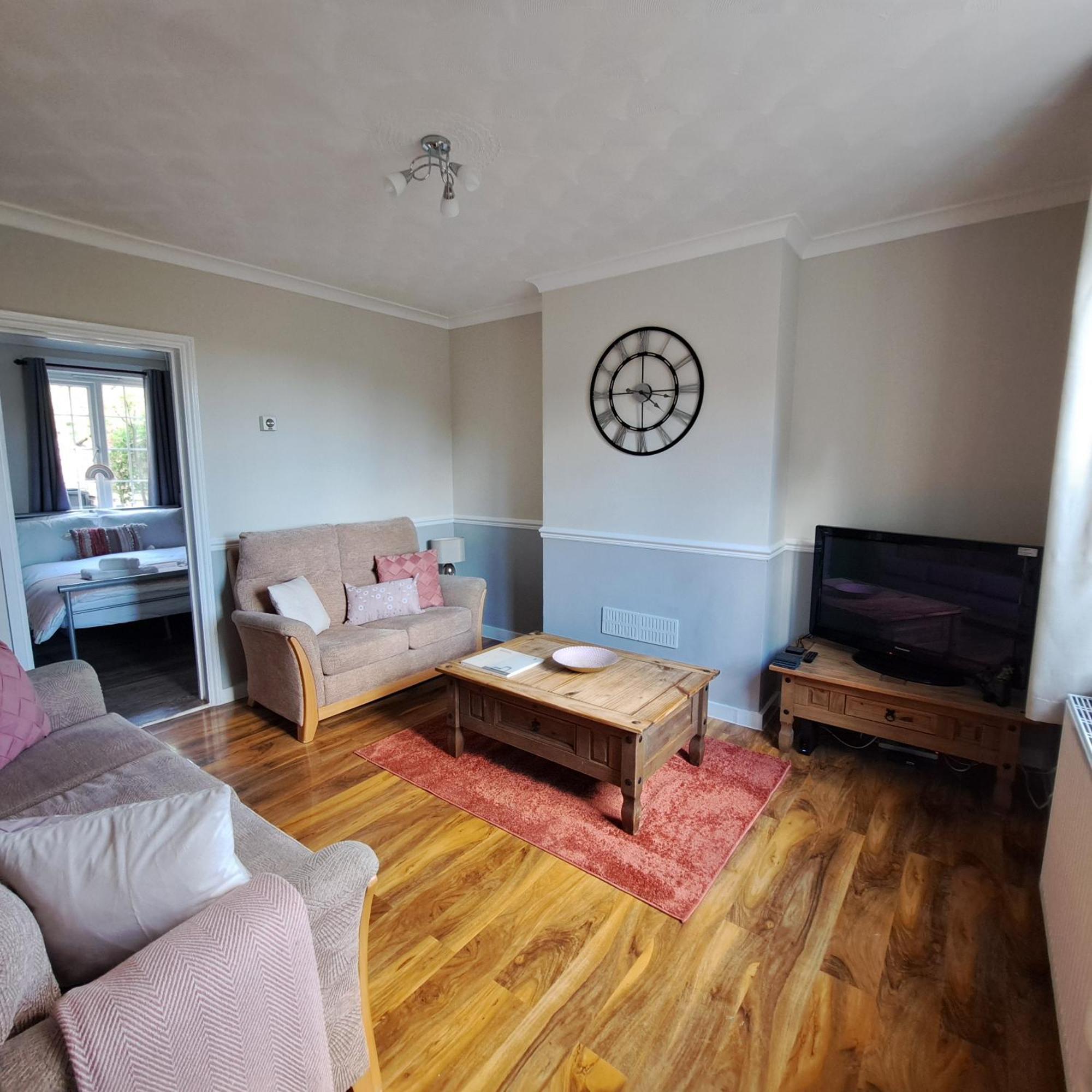 Generous 3 Bed In The Heart Of The Village هنتينجتون المظهر الخارجي الصورة